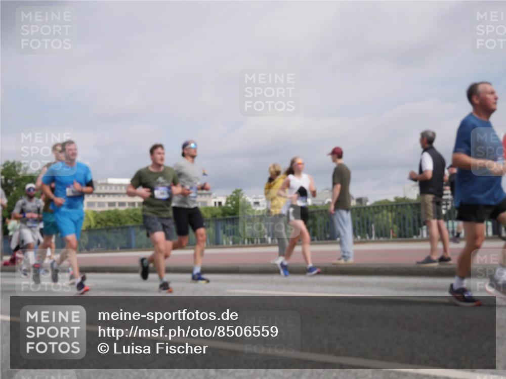 29.06.2025 - hella hamburg halbmarathon Luisa Fischer http://msf.ph/oto/8506559 29.06.2025 10:20:01 Kennedybrücke 1117, 3450, 3622, 5037, 6328, 6488, 6941, 6948, 7345, 8513, 8983, 9675, 10314, 10317, 10320, 10377 meine-sportfotos.de
