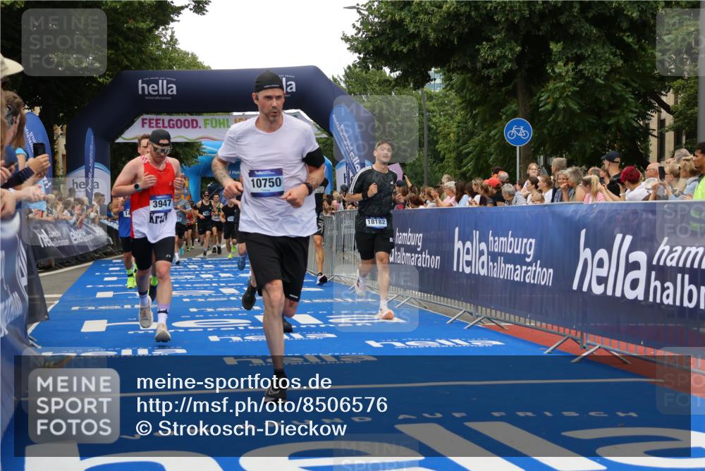 29.06.2025 - hella hamburg halbmarathon Strokosch-Dieckow http://msf.ph/oto/8506576 29.06.2025 10:50:49 Ziel 1466, 2234, 2788, 3654, 3947, 4839, 5018, 5115, 7052, 7369, 8205, 8572, 8657, 10750, 11551, 13687, 15362, 15395, 15426, 15643, 15720, 17129, 17908, 18182, 18229, 18370 meine-sportfotos.de