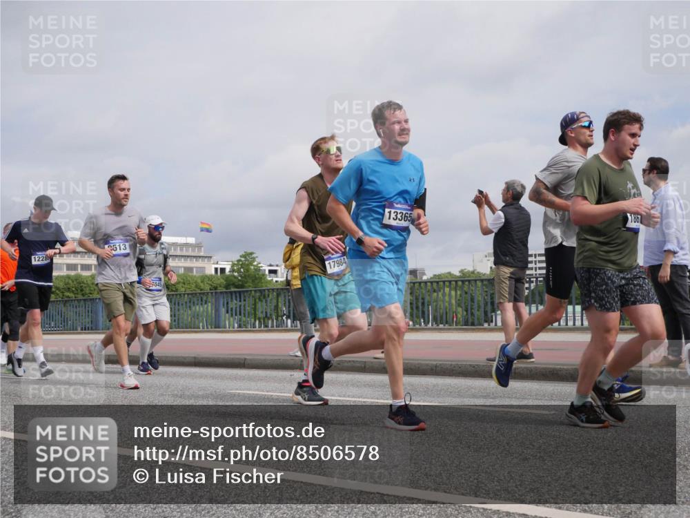 29.06.2025 - hella hamburg halbmarathon Luisa Fischer http://msf.ph/oto/8506578 29.06.2025 10:20:03 Kennedybrücke 1228, 513, 945, 17984, 13365, 1867, 1403, 3450, 3622, 5037, 6328, 6488, 6941, 6948, 7345, 8513, 8983, 10377, 10735 meine-sportfotos.de