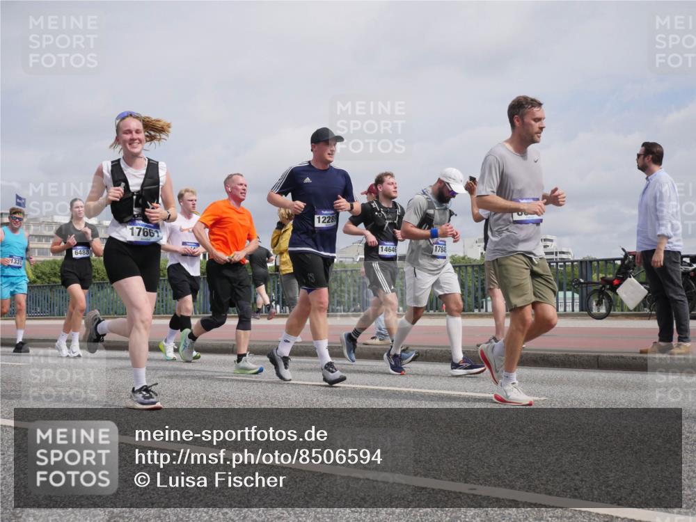 29.06.2025 - hella hamburg halbmarathon Luisa Fischer http://msf.ph/oto/8506594 29.06.2025 10:20:04 Kennedybrücke 1331, 6488, 1766, 12289, 14646, 17845, 1403, 3450, 3622, 6328, 6488, 6941, 6948, 7345, 8513, 8983, 10377, 10735 meine-sportfotos.de