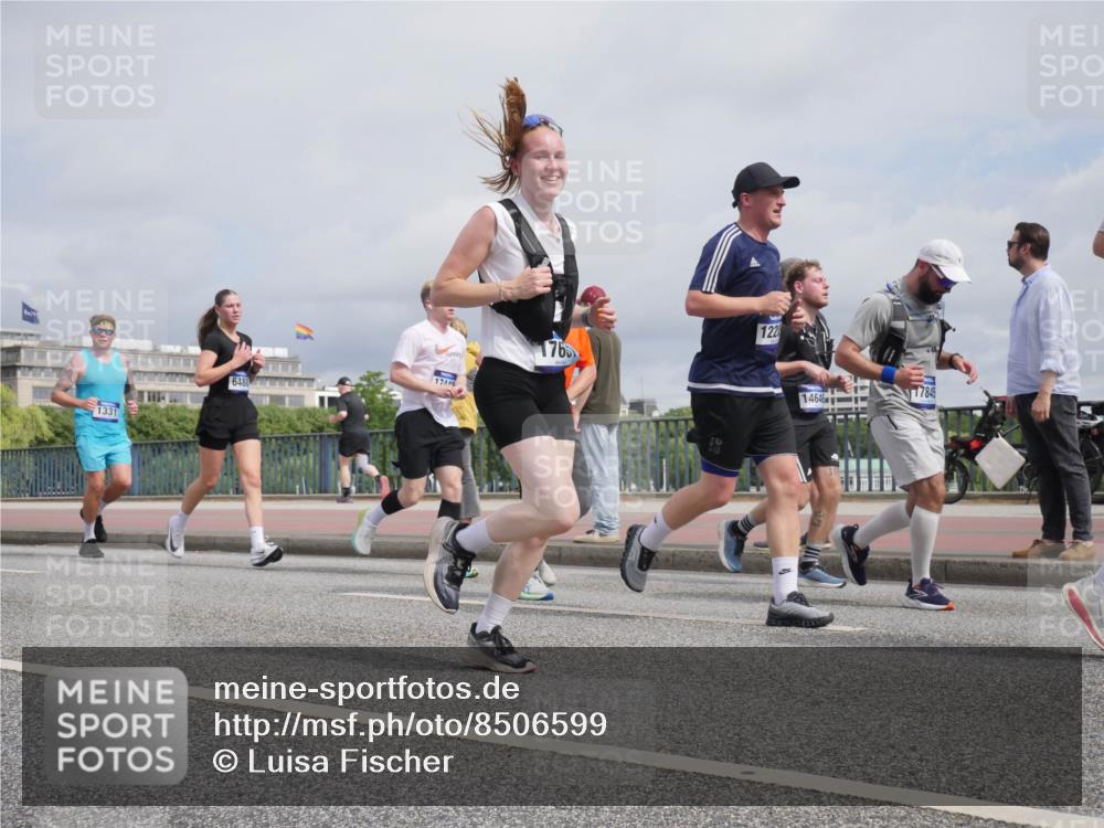 29.06.2025 - hella hamburg halbmarathon Luisa Fischer http://msf.ph/oto/8506599 29.06.2025 10:20:05 Kennedybrücke 1331, 1714, 6488, 1765, 122, 14646, 17845, 1403, 3622, 6328, 6488, 6941, 6948, 7114, 7345, 8513, 8983, 10377, 10735 meine-sportfotos.de