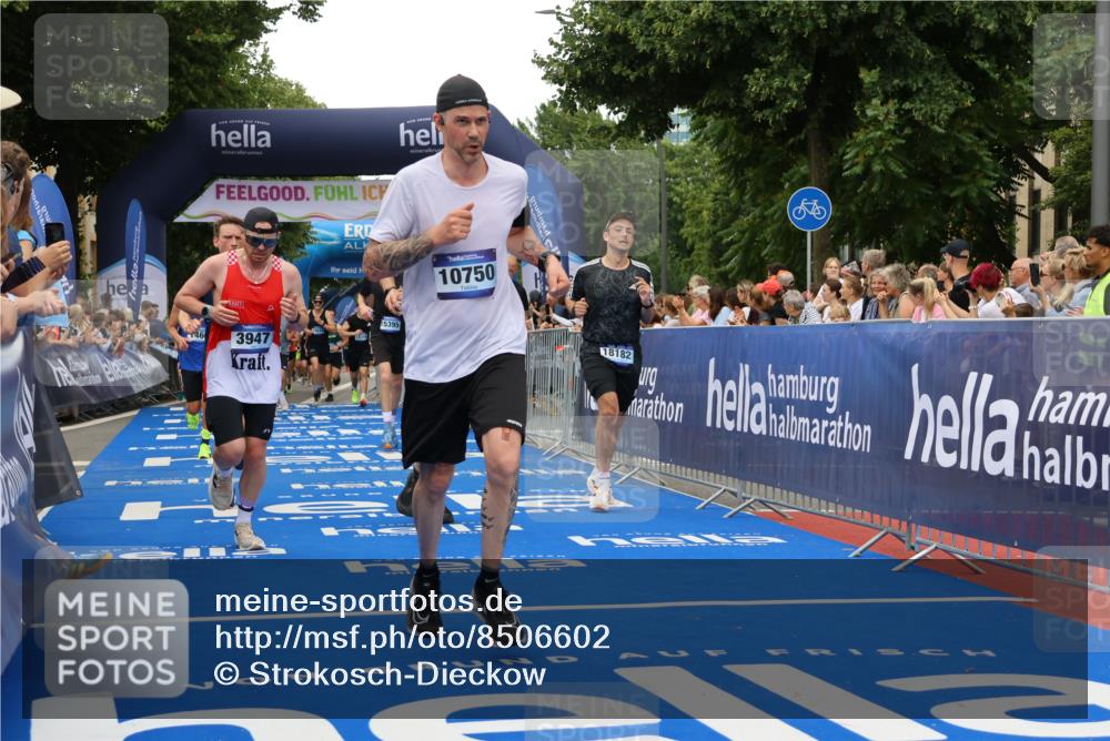 29.06.2025 - hella hamburg halbmarathon Strokosch-Dieckow http://msf.ph/oto/8506602 29.06.2025 10:50:49 Ziel 1466, 2234, 2788, 3654, 3947, 4839, 5018, 5115, 7052, 7369, 8205, 8572, 8657, 10750, 11551, 13687, 15362, 15395, 15426, 15643, 15720, 17129, 17908, 18182, 18229, 18370 meine-sportfotos.de