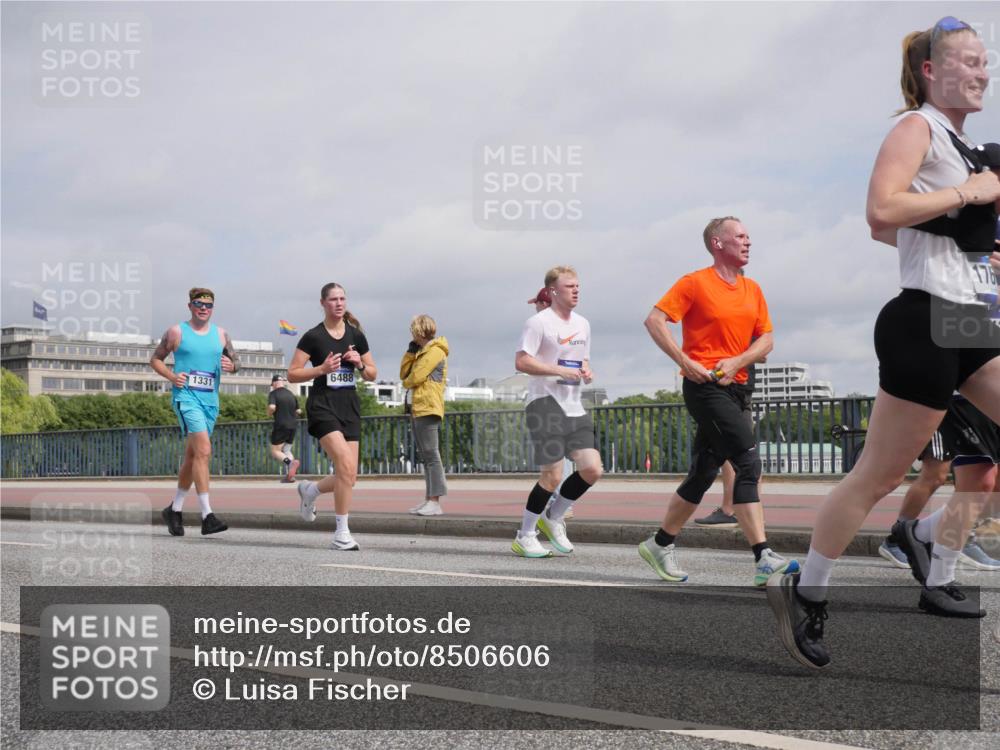 29.06.2025 - hella hamburg halbmarathon Luisa Fischer http://msf.ph/oto/8506606 29.06.2025 10:20:05 Kennedybrücke 1331, 6488, 176, 1403, 3622, 6328, 6488, 6941, 6948, 7114, 7345, 8513, 8983, 10377, 10735 meine-sportfotos.de