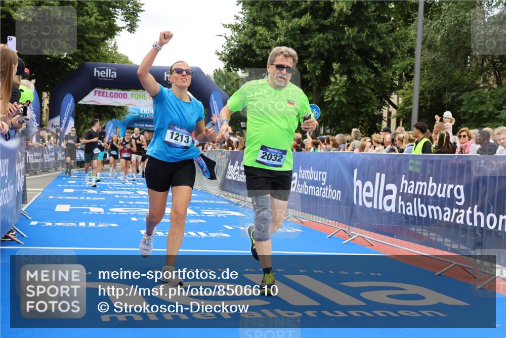 29.06.2025 - hella hamburg halbmarathon Strokosch-Dieckow http://msf.ph/oto/8506610 29.06.2025 11:13:30 Ziel 1213, 2032, 2427, 3156, 3484, 4495, 5719, 8614, 10283, 10990, 11595, 11598, 14423, 16024, 16241, 16287, 16288, 16348, 16473, 16554, 18564, 18913 meine-sportfotos.de