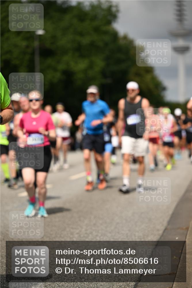 29.06.2025 - hella hamburg halbmarathon Dr. Thomas Lammeyer http://msf.ph/oto/8506616 29.06.2025 10:27:54 Kennedybrücke 1003, 1048, 1382, 2125, 2925, 3034, 3285, 3457, 4464, 4684, 5343, 5406, 6502, 7021, 7029, 7820, 8181, 8716, 9877, 10649 meine-sportfotos.de