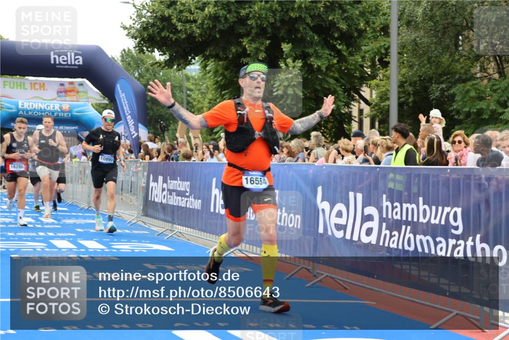 29.06.2025 - hella hamburg halbmarathon Strokosch-Dieckow http://msf.ph/oto/8506643 29.06.2025 11:13:32 Ziel 1213, 2032, 2427, 3156, 3484, 4495, 5719, 8614, 10283, 10990, 11598, 12893, 14423, 15889, 16024, 16241, 16287, 16288, 16348, 16473, 16554, 18564, 18913 meine-sportfotos.de
