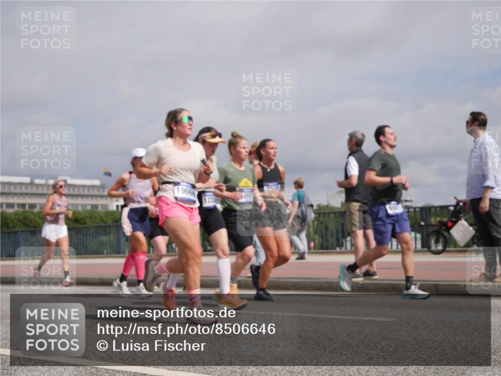 29.06.2025 - hella hamburg halbmarathon Luisa Fischer http://msf.ph/oto/8506646 29.06.2025 10:20:09 Kennedybrücke 1906, 1225, 1403, 5390, 6126, 6128, 6328, 6488, 6522, 6941, 7114, 7115, 7345, 8895, 8983, 9259, 10377, 10592, 10735 meine-sportfotos.de