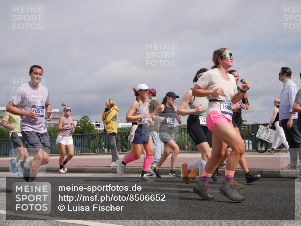 29.06.2025 - hella hamburg halbmarathon Luisa Fischer http://msf.ph/oto/8506652 29.06.2025 10:20:09 Kennedybrücke 1906, 8571, 1403, 5390, 6126, 6128, 6328, 6488, 6522, 6941, 7114, 7115, 7345, 8895, 8983, 9259, 10377, 10592, 10735 meine-sportfotos.de