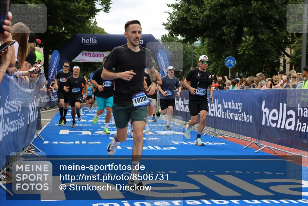 29.06.2025 - hella hamburg halbmarathon Strokosch-Dieckow http://msf.ph/oto/8506731 29.06.2025 11:13:33 Ziel 1213, 2032, 3156, 3484, 3513, 4495, 5719, 8614, 10283, 10990, 11598, 12893, 14423, 15889, 16024, 16287, 16288, 16348, 16473, 16554, 18564, 18913 meine-sportfotos.de