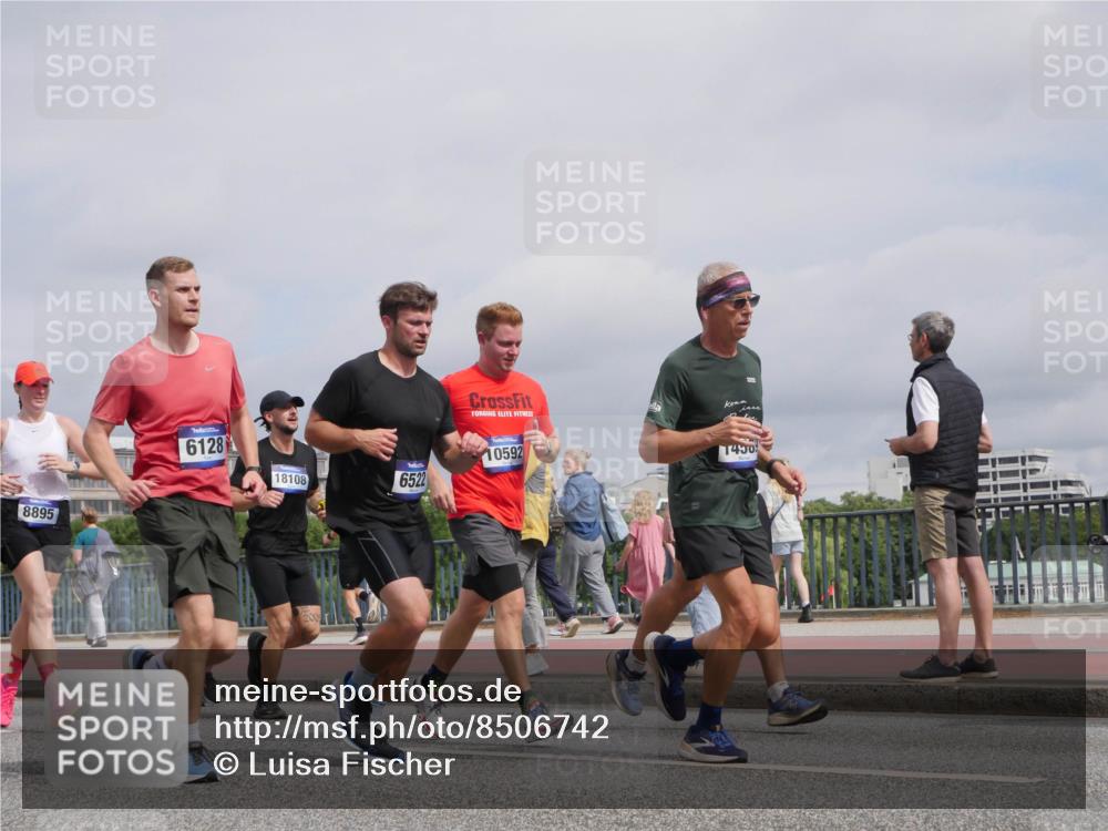 29.06.2025 - hella hamburg halbmarathon Luisa Fischer http://msf.ph/oto/8506742 29.06.2025 10:20:18 Kennedybrücke 8895, 6128, 18108, 6522, 0592, 1490, 1083, 1137, 2225, 2860, 2908, 3210, 5390, 5995, 6126, 6128, 6520, 6522, 7114, 7115, 7291, 8253, 8309, 8558, 8895, 9259, 9647, 10592 meine-sportfotos.de