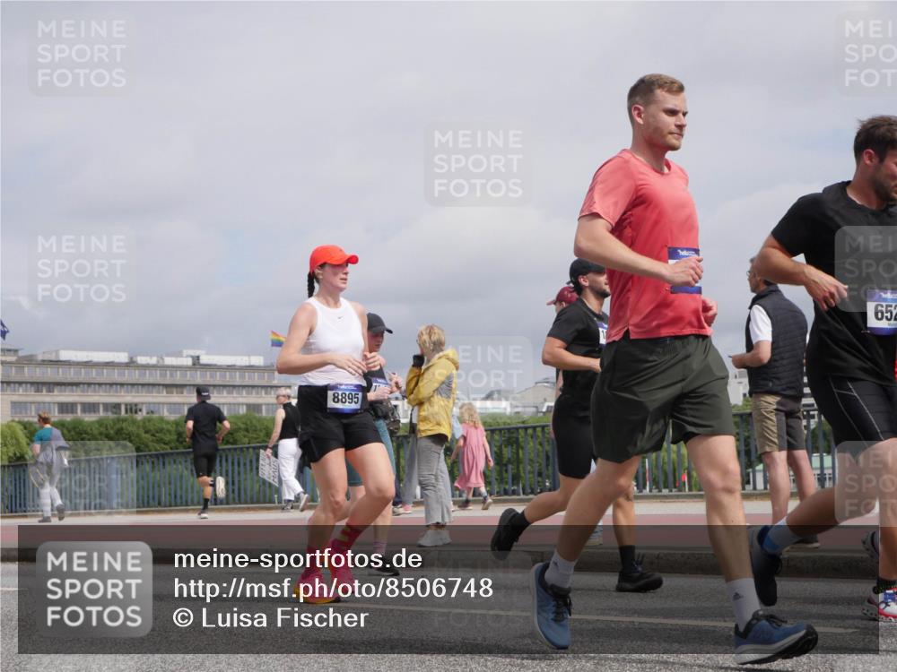 29.06.2025 - hella hamburg halbmarathon Luisa Fischer http://msf.ph/oto/8506748 29.06.2025 10:20:19 Kennedybrücke 8895, 652, 1083, 1137, 2225, 2860, 2908, 3210, 5390, 5995, 6126, 6128, 6520, 6522, 6786, 7115, 7291, 8253, 8309, 8558, 8895, 9259, 9647, 10592 meine-sportfotos.de