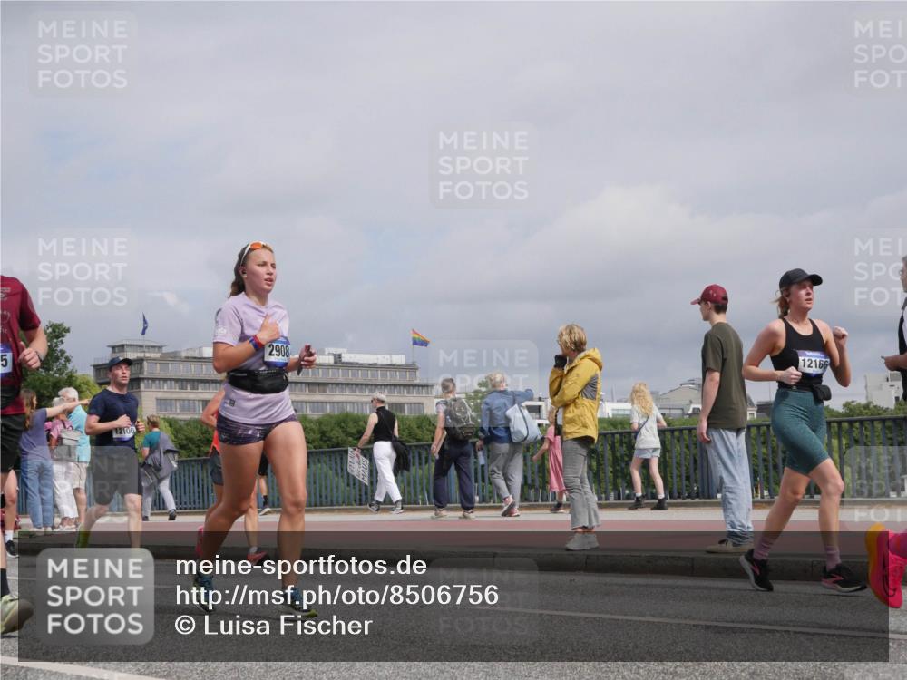 29.06.2025 - hella hamburg halbmarathon Luisa Fischer http://msf.ph/oto/8506756 29.06.2025 10:20:20 Kennedybrücke 5, 12100, 2908, 12166, 1083, 1137, 2225, 2860, 2908, 3210, 3466, 5995, 6126, 6128, 6520, 6522, 6786, 7291, 8253, 8309, 8558, 8895, 9259, 9647, 10592 meine-sportfotos.de