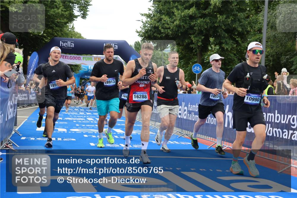 29.06.2025 - hella hamburg halbmarathon Strokosch-Dieckow http://msf.ph/oto/8506765 29.06.2025 11:13:34 Ziel 1213, 2032, 3513, 4495, 5719, 8614, 10283, 10990, 12893, 14423, 15889, 16024, 16287, 16288, 16348, 16473, 16554, 18564, 18913 meine-sportfotos.de