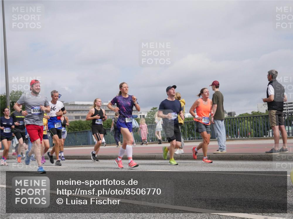 29.06.2025 - hella hamburg halbmarathon Luisa Fischer http://msf.ph/oto/8506770 29.06.2025 10:20:21 Kennedybrücke 5700, 8253, 058, 8558, 2225, 9647, 15293, 1548, 100, 1137, 1083, 1137, 2225, 2860, 2908, 3210, 3464, 3466, 5995, 6128, 6520, 6786, 7291, 8253, 8309, 8558, 8895, 9647 meine-sportfotos.de