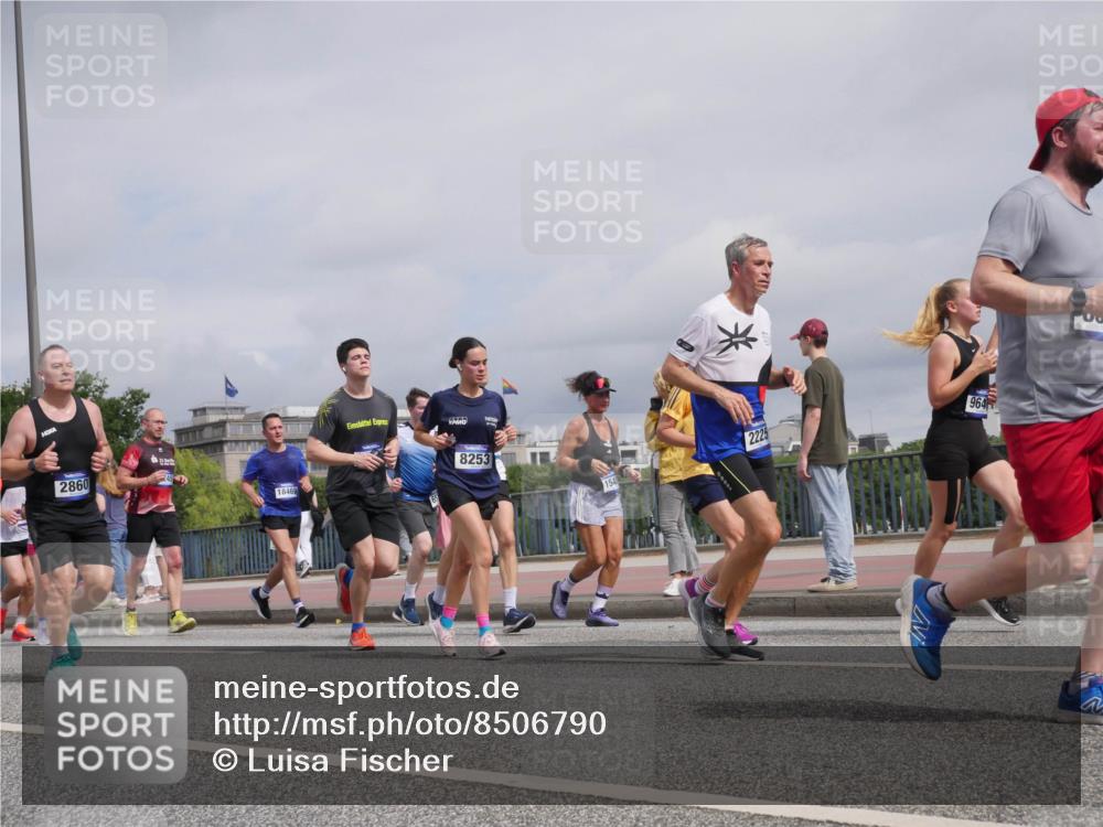 29.06.2025 - hella hamburg halbmarathon Luisa Fischer http://msf.ph/oto/8506790 29.06.2025 10:20:23 Kennedybrücke 2860, 245, 18469, 8253, 154, 2225, 964, 1083, 1137, 2225, 2860, 2908, 3210, 3464, 3466, 5929, 5995, 6520, 6786, 7291, 8253, 8309, 8558, 9647 meine-sportfotos.de