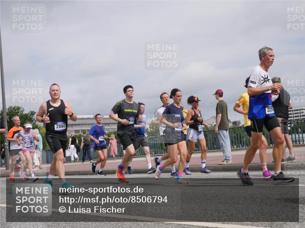 29.06.2025 - hella hamburg halbmarathon Luisa Fischer http://msf.ph/oto/8506794 29.06.2025 10:20:24 Kennedybrücke 16704, 2860, 1846, 7058, 253, 154, 2225, 1083, 1137, 2225, 2860, 3210, 3464, 3466, 3802, 3803, 5929, 6520, 6786, 7291, 7945, 8253, 8309, 8558, 9647 meine-sportfotos.de