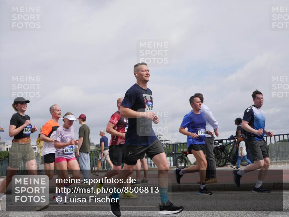 29.06.2025 - hella hamburg halbmarathon Luisa Fischer http://msf.ph/oto/8506813 29.06.2025 10:20:26 Kennedybrücke 18344, 16704, 7291, 18469, 1083, 2225, 2860, 3210, 3464, 3466, 3802, 3803, 5929, 5930, 6352, 6520, 6786, 7291, 7945, 8210, 8253, 8309, 8558, 9647, 10460, 10620 meine-sportfotos.de
