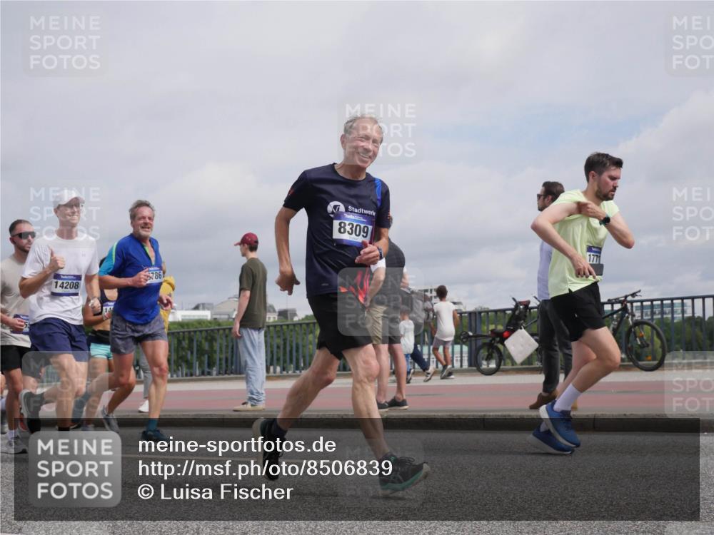 29.06.2025 - hella hamburg halbmarathon Luisa Fischer http://msf.ph/oto/8506839 29.06.2025 10:20:29 Kennedybrücke 14208, 14, 786, 8309, 1771, 1083, 1795, 3210, 3464, 3466, 3802, 3803, 4852, 5929, 5930, 6352, 6520, 6786, 7945, 8210, 8309, 8433, 9400, 9848, 10460, 10620 meine-sportfotos.de