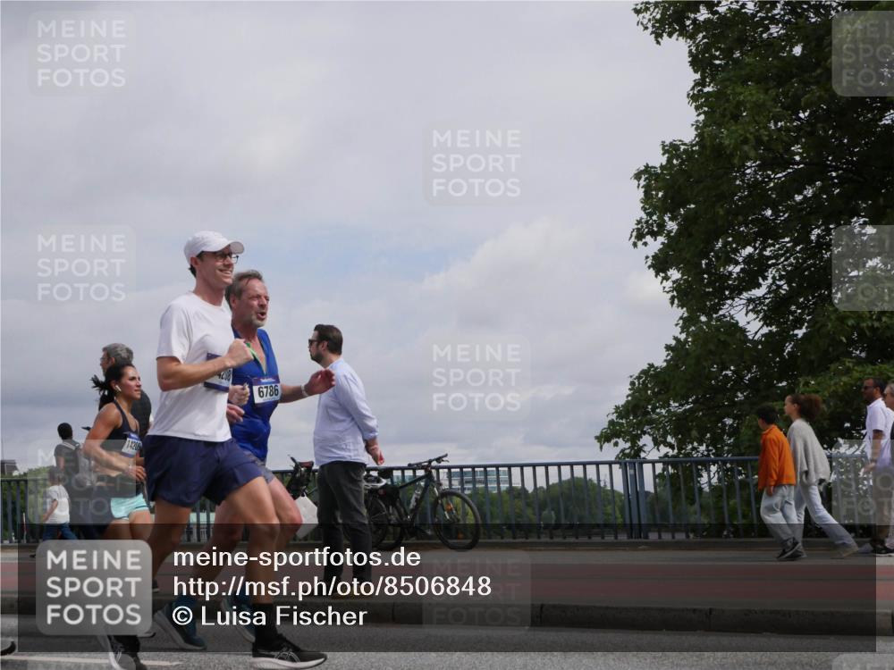 29.06.2025 - hella hamburg halbmarathon Luisa Fischer http://msf.ph/oto/8506848 29.06.2025 10:20:30 Kennedybrücke 6786, 1795, 3210, 3464, 3466, 3802, 3803, 4852, 5929, 5930, 6352, 6786, 7011, 7945, 8210, 8309, 8433, 9400, 9848, 10460, 10620 meine-sportfotos.de