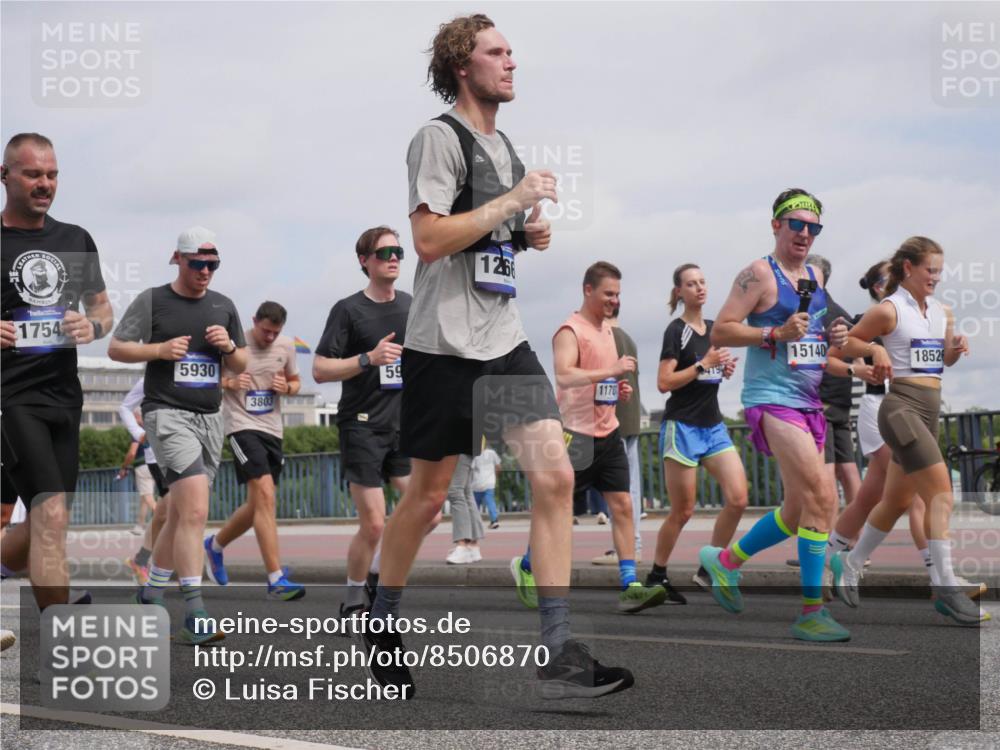 29.06.2025 - hella hamburg halbmarathon Luisa Fischer http://msf.ph/oto/8506870 29.06.2025 10:20:33 Kennedybrücke 1754, 5930, 3803, 1266, 59, 1170, 616, 15140, 18526, 1156, 1795, 2259, 3464, 3466, 3802, 3803, 4852, 5929, 5930, 6254, 6336, 6352, 7011, 7945, 8210, 8433, 9400, 9848, 10460, 10620 meine-sportfotos.de