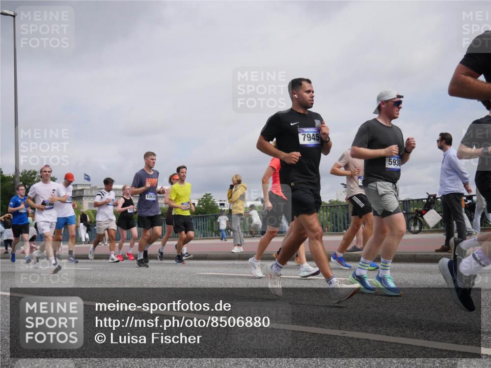 29.06.2025 - hella hamburg halbmarathon Luisa Fischer http://msf.ph/oto/8506880 29.06.2025 10:20:34 Kennedybrücke 1902, 17083, 485, 10620, 7945, 5930, 1156, 1795, 2259, 3464, 3802, 3803, 4852, 5929, 5930, 6254, 6336, 6352, 7011, 7945, 8210, 8351, 8433, 9400, 9848, 10460, 10620 meine-sportfotos.de