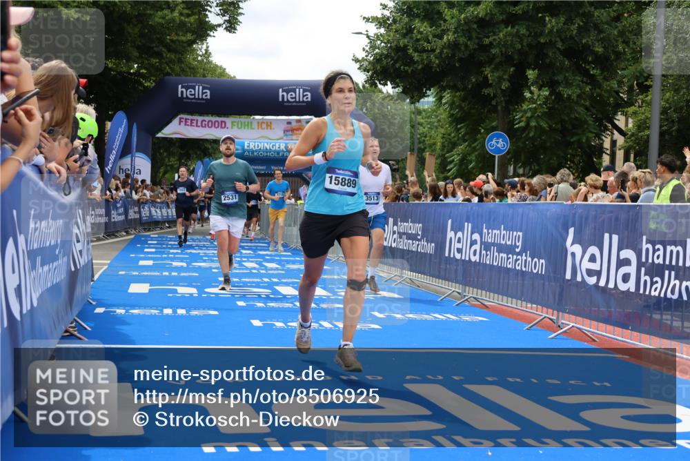 29.06.2025 - hella hamburg halbmarathon Strokosch-Dieckow http://msf.ph/oto/8506925 29.06.2025 11:13:39 Ziel 1893, 2531, 3513, 10283, 10990, 12893, 14423, 15710, 15889, 16024, 16287, 16288, 16348, 16473, 16554, 17294, 18564, 18905, 18913, 19066 meine-sportfotos.de