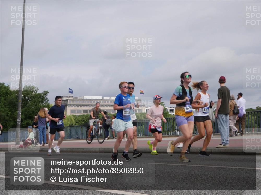 29.06.2025 - hella hamburg halbmarathon Luisa Fischer http://msf.ph/oto/8506950 29.06.2025 10:20:43 Kennedybrücke 1204, 2259, 36, 6254, 8351, 1015, 1156, 1204, 1274, 1458, 1749, 2259, 3292, 4218, 6254, 6336, 7011, 7258, 8351, 8607, 10677 meine-sportfotos.de