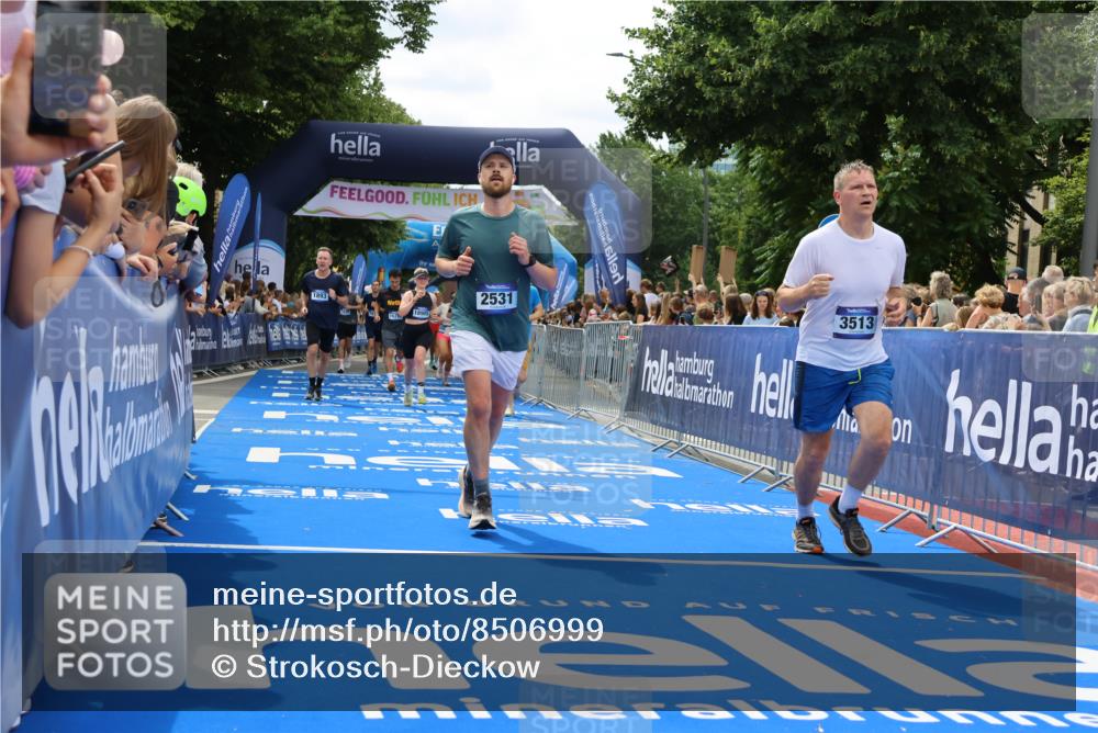 29.06.2025 - hella hamburg halbmarathon Strokosch-Dieckow http://msf.ph/oto/8506999 29.06.2025 11:13:40 Ziel 1893, 2531, 3218, 3513, 10283, 10990, 12893, 14423, 14877, 15710, 15889, 16024, 16287, 16288, 16348, 16473, 17294, 18564, 18905, 18913, 19066 meine-sportfotos.de