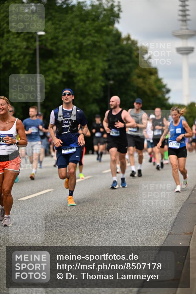 29.06.2025 - hella hamburg halbmarathon Dr. Thomas Lammeyer http://msf.ph/oto/8507178 29.06.2025 10:28:18 Kennedybrücke 1005, 1009, 1304, 1444, 2108, 2489, 2766, 3034, 3185, 3285, 3579, 4122, 4391, 4464, 4597, 4684, 5055, 5160, 5406, 5661, 6502, 7013, 8031, 8149, 8676, 8717, 9217, 9603, 9715, 11300, 11415 meine-sportfotos.de
