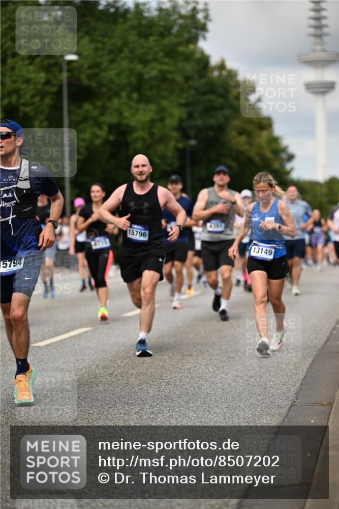 29.06.2025 - hella hamburg halbmarathon Dr. Thomas Lammeyer http://msf.ph/oto/8507202 29.06.2025 10:28:20 Kennedybrücke 1005, 1009, 1304, 1444, 2108, 2489, 2766, 3034, 3185, 3285, 3579, 4122, 4391, 4597, 4684, 4993, 5055, 5160, 5406, 5661, 6502, 7013, 8031, 8149, 8297, 8676, 8717, 9217, 9603, 9715, 11300, 11415 meine-sportfotos.de
