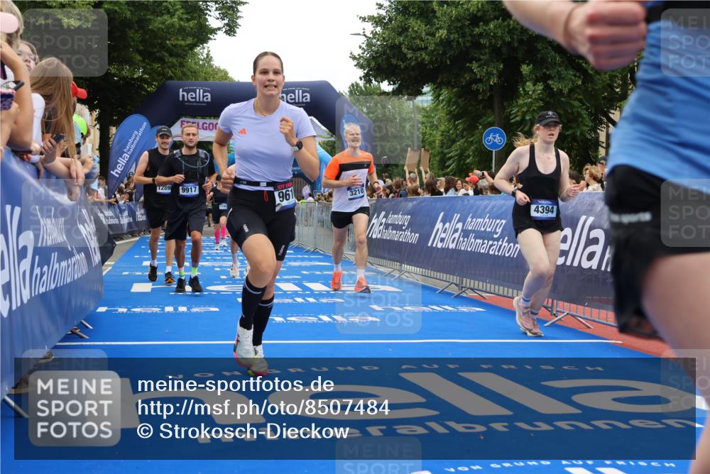 29.06.2025 - hella hamburg halbmarathon Strokosch-Dieckow http://msf.ph/oto/8507484 29.06.2025 11:14:15 Ziel 56, 1007, 1602, 1622, 2347, 2690, 2912, 2931, 3210, 4394, 4663, 4804, 6518, 8409, 9616, 9917, 9997, 11958, 12297, 12890, 13220, 16041, 16167, 17452, 17474, 17692, 18238 meine-sportfotos.de