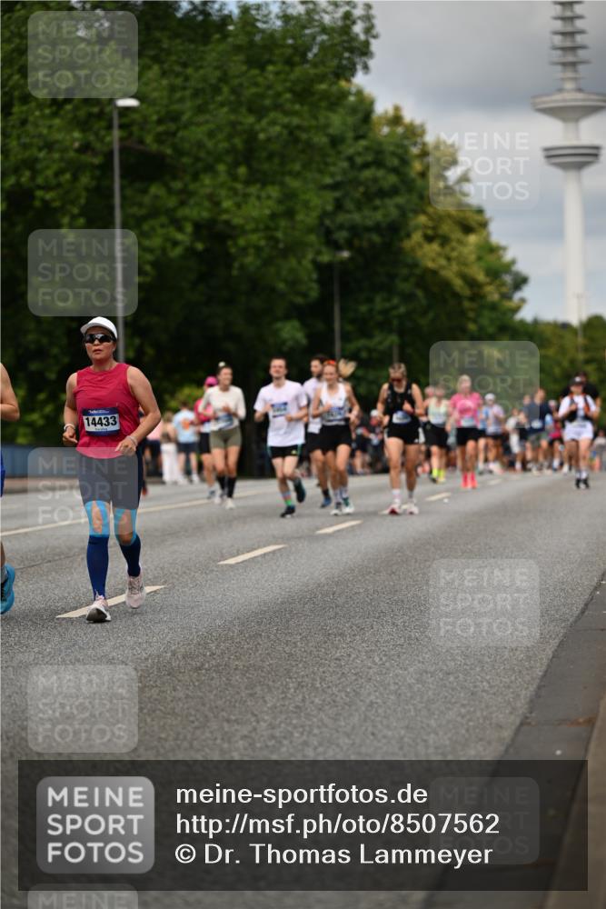 29.06.2025 - hella hamburg halbmarathon Dr. Thomas Lammeyer http://msf.ph/oto/8507562 29.06.2025 10:28:41 Kennedybrücke 1009, 1304, 1545, 2766, 3579, 4162, 4646, 4993, 5039, 5055, 5160, 5258, 5260, 5954, 7426, 7920, 8141, 8187, 8297, 8676, 8717, 8918, 8920, 9603, 11300, 11415 meine-sportfotos.de