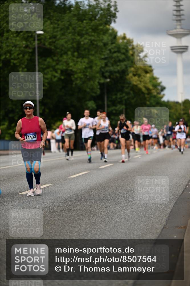 29.06.2025 - hella hamburg halbmarathon Dr. Thomas Lammeyer http://msf.ph/oto/8507564 29.06.2025 10:28:41 Kennedybrücke 1009, 1304, 1545, 2766, 3579, 4162, 4646, 4993, 5039, 5055, 5160, 5258, 5260, 5954, 7426, 7920, 8141, 8187, 8297, 8676, 8717, 8918, 8920, 9603, 11300, 11415 meine-sportfotos.de