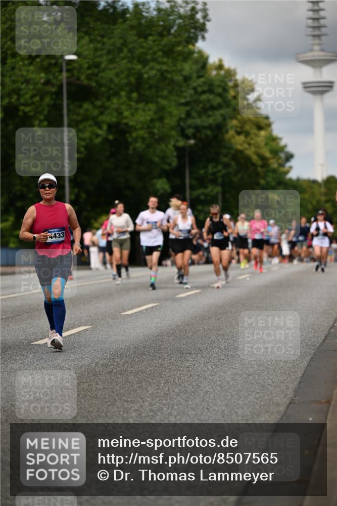 29.06.2025 - hella hamburg halbmarathon Dr. Thomas Lammeyer http://msf.ph/oto/8507565 29.06.2025 10:28:41 Kennedybrücke 1009, 1304, 1545, 2766, 3579, 4162, 4646, 4993, 5039, 5055, 5160, 5258, 5260, 5954, 7426, 7920, 8141, 8187, 8297, 8676, 8717, 8918, 8920, 9603, 11300, 11415 meine-sportfotos.de