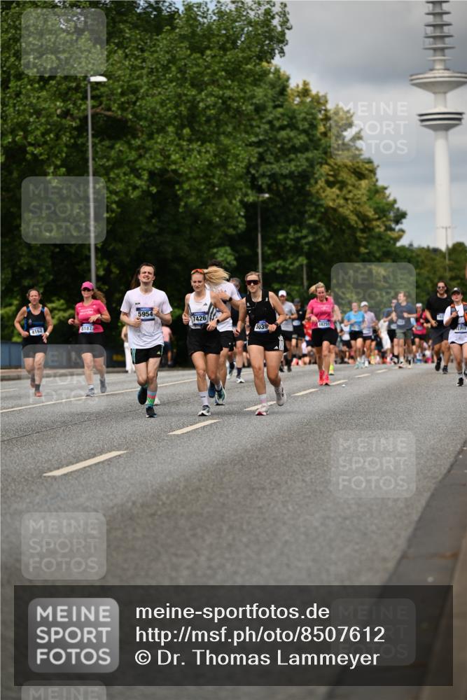 29.06.2025 - hella hamburg halbmarathon Dr. Thomas Lammeyer http://msf.ph/oto/8507612 29.06.2025 10:28:43 Kennedybrücke 1545, 2766, 3579, 4162, 4646, 4993, 5039, 5055, 5160, 5258, 5260, 5954, 7426, 7920, 8141, 8187, 8297, 8717, 8918, 8920, 9603, 11300, 11415 meine-sportfotos.de