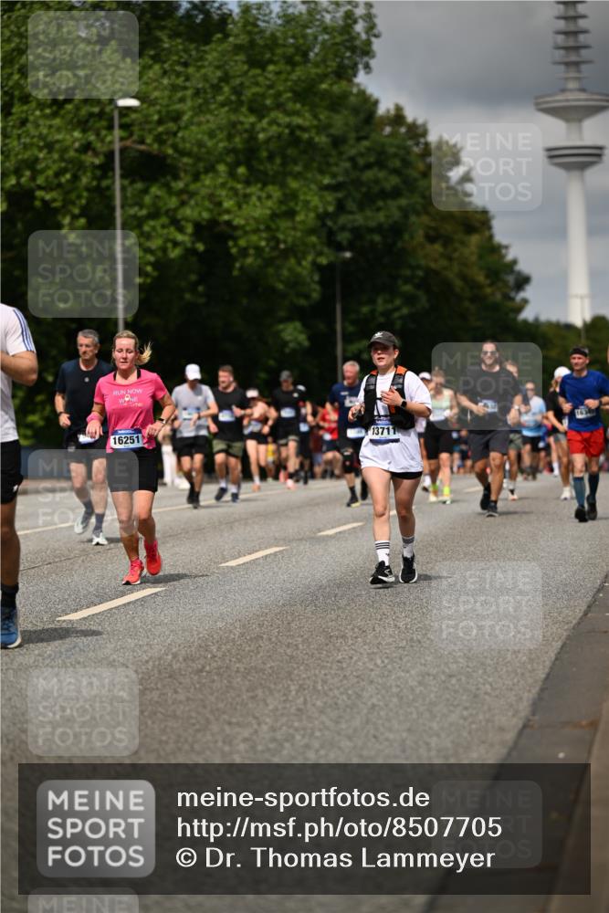29.06.2025 - hella hamburg halbmarathon Dr. Thomas Lammeyer http://msf.ph/oto/8507705 29.06.2025 10:28:50 Kennedybrücke 1389, 1545, 2944, 4162, 4646, 4719, 4993, 5039, 5258, 5260, 5358, 5954, 7426, 7920, 8141, 8167, 8187, 8297, 8918, 8920, 10907, 11044 meine-sportfotos.de