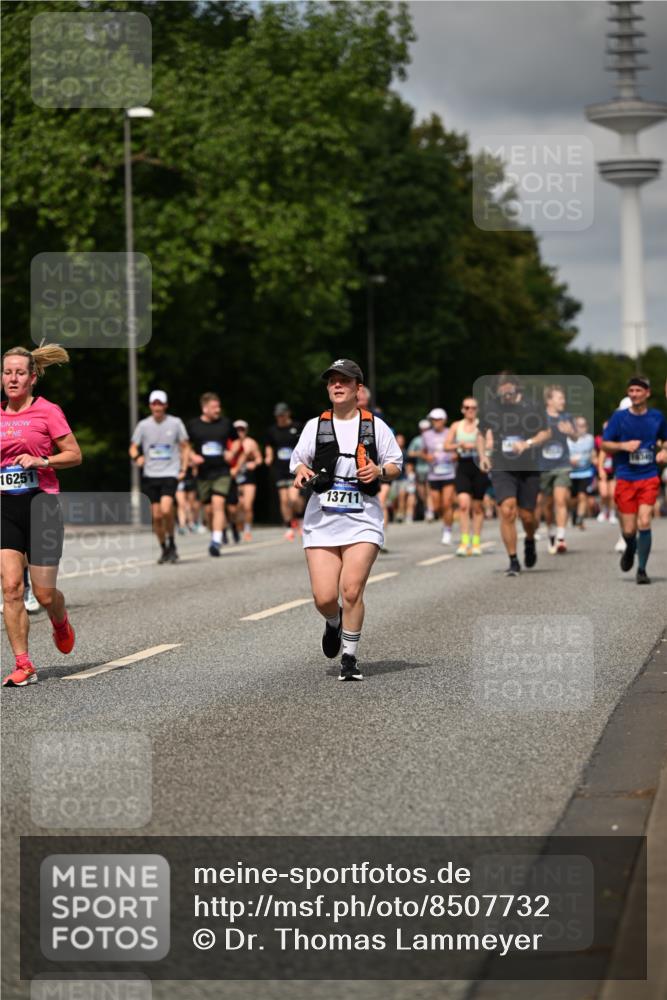 29.06.2025 - hella hamburg halbmarathon Dr. Thomas Lammeyer http://msf.ph/oto/8507732 29.06.2025 10:28:51 Kennedybrücke 1389, 1545, 2944, 3421, 4162, 4646, 4719, 5039, 5258, 5260, 5358, 5954, 7426, 7920, 8141, 8167, 8187, 8918, 8920, 10907, 11044 meine-sportfotos.de