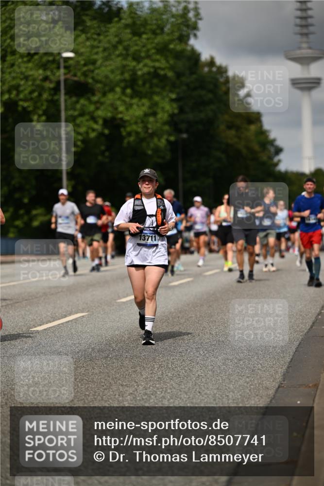 29.06.2025 - hella hamburg halbmarathon Dr. Thomas Lammeyer http://msf.ph/oto/8507741 29.06.2025 10:28:52 Kennedybrücke 1389, 1545, 2944, 3421, 4162, 4646, 4719, 5039, 5258, 5260, 5358, 5954, 6524, 6526, 7426, 7920, 7975, 8141, 8167, 8187, 8918, 8920, 10907, 11044 meine-sportfotos.de