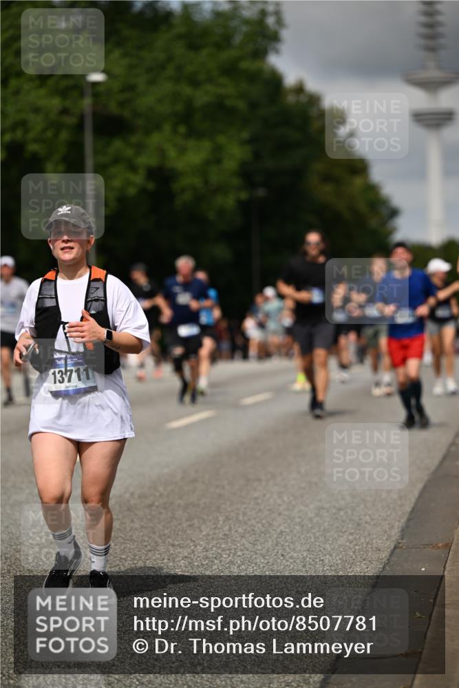 29.06.2025 - hella hamburg halbmarathon Dr. Thomas Lammeyer http://msf.ph/oto/8507781 29.06.2025 10:28:54 Kennedybrücke 1389, 1395, 2477, 2944, 3421, 4162, 4646, 4719, 5039, 5258, 5260, 5358, 5954, 6524, 6526, 7426, 7920, 7975, 8167, 8187, 8502, 8918, 8920, 10907, 11044, 11347 meine-sportfotos.de