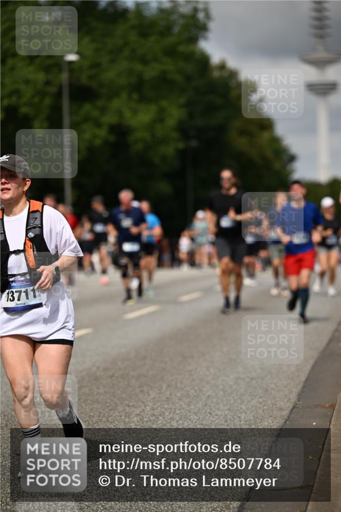 29.06.2025 - hella hamburg halbmarathon Dr. Thomas Lammeyer http://msf.ph/oto/8507784 29.06.2025 10:28:54 Kennedybrücke 1389, 1395, 2477, 2944, 3421, 4162, 4646, 4719, 5039, 5258, 5260, 5358, 5954, 6524, 6526, 7426, 7920, 7975, 8167, 8187, 8502, 8918, 8920, 10907, 11044, 11347 meine-sportfotos.de