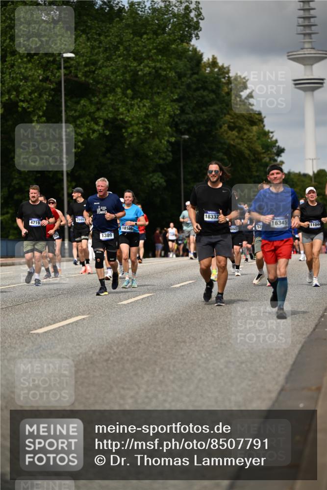 29.06.2025 - hella hamburg halbmarathon Dr. Thomas Lammeyer http://msf.ph/oto/8507791 29.06.2025 10:28:55 Kennedybrücke 1389, 1395, 2477, 2944, 3421, 4162, 4646, 4719, 5039, 5258, 5260, 5358, 5954, 6524, 6526, 7426, 7920, 7975, 8167, 8187, 8502, 8918, 8920, 10907, 11044, 11347 meine-sportfotos.de