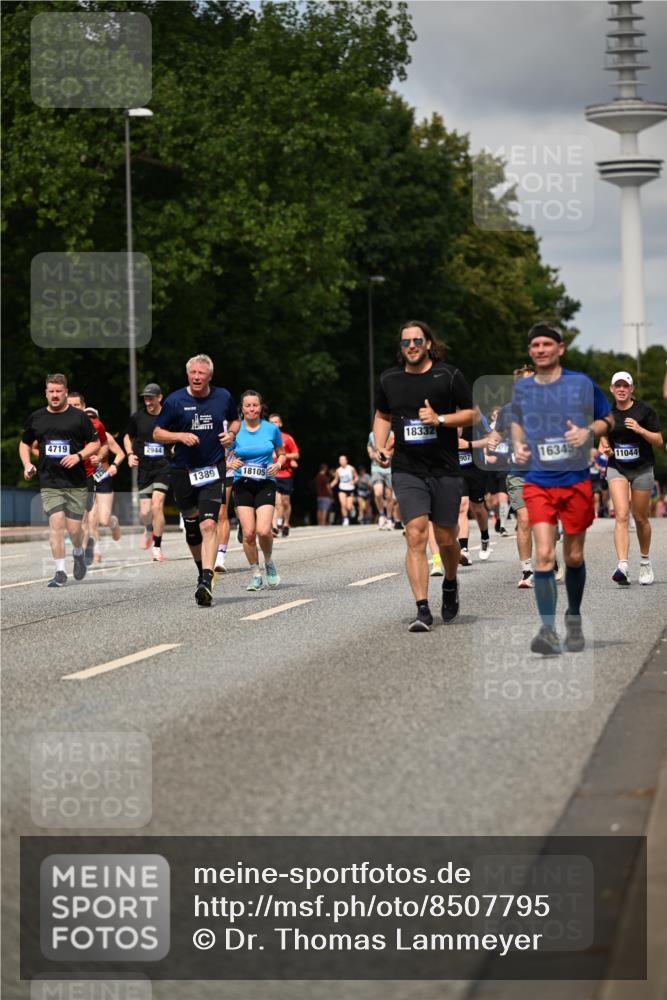 29.06.2025 - hella hamburg halbmarathon Dr. Thomas Lammeyer http://msf.ph/oto/8507795 29.06.2025 10:28:55 Kennedybrücke 1389, 1395, 2477, 2944, 3421, 4162, 4646, 4719, 5039, 5258, 5260, 5358, 5954, 6524, 6526, 7426, 7920, 7975, 8167, 8187, 8502, 8918, 8920, 10907, 11044, 11347 meine-sportfotos.de