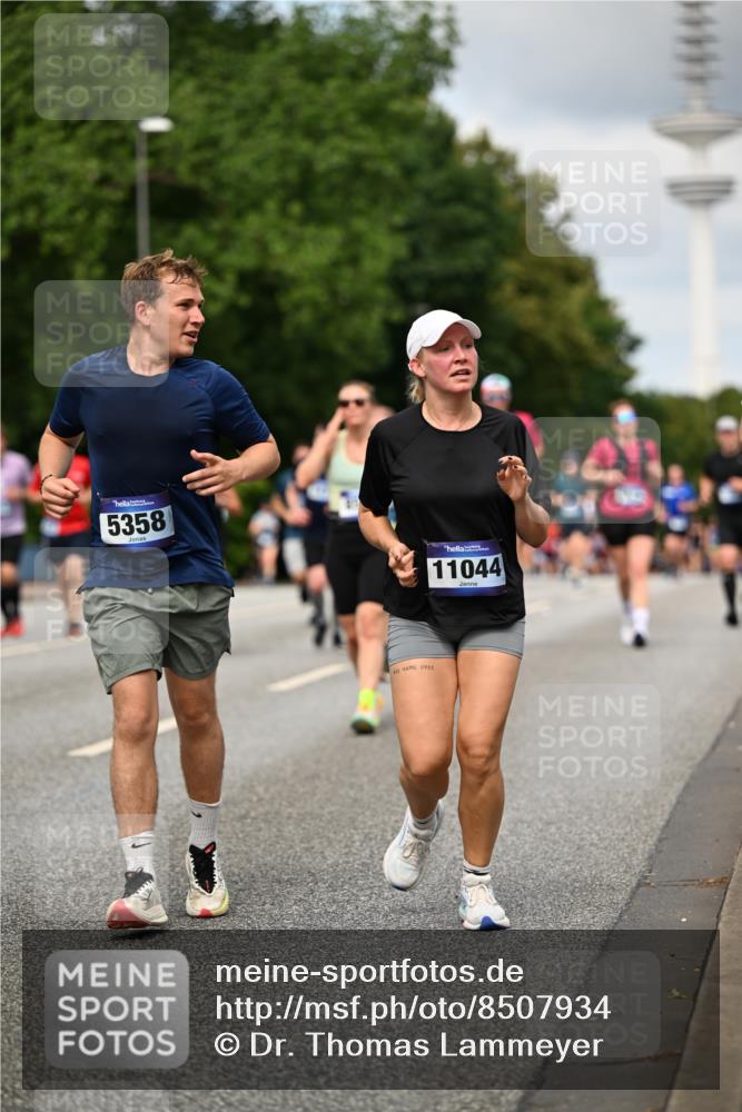 29.06.2025 - hella hamburg halbmarathon Dr. Thomas Lammeyer http://msf.ph/oto/8507934 29.06.2025 10:29:03 Kennedybrücke 1389, 1395, 2280, 2477, 2944, 3421, 3786, 4162, 4221, 4624, 4719, 5039, 5138, 5358, 6524, 6526, 7426, 7528, 7920, 7975, 8167, 8187, 8502, 9063, 10907, 11044, 11306, 11347 meine-sportfotos.de