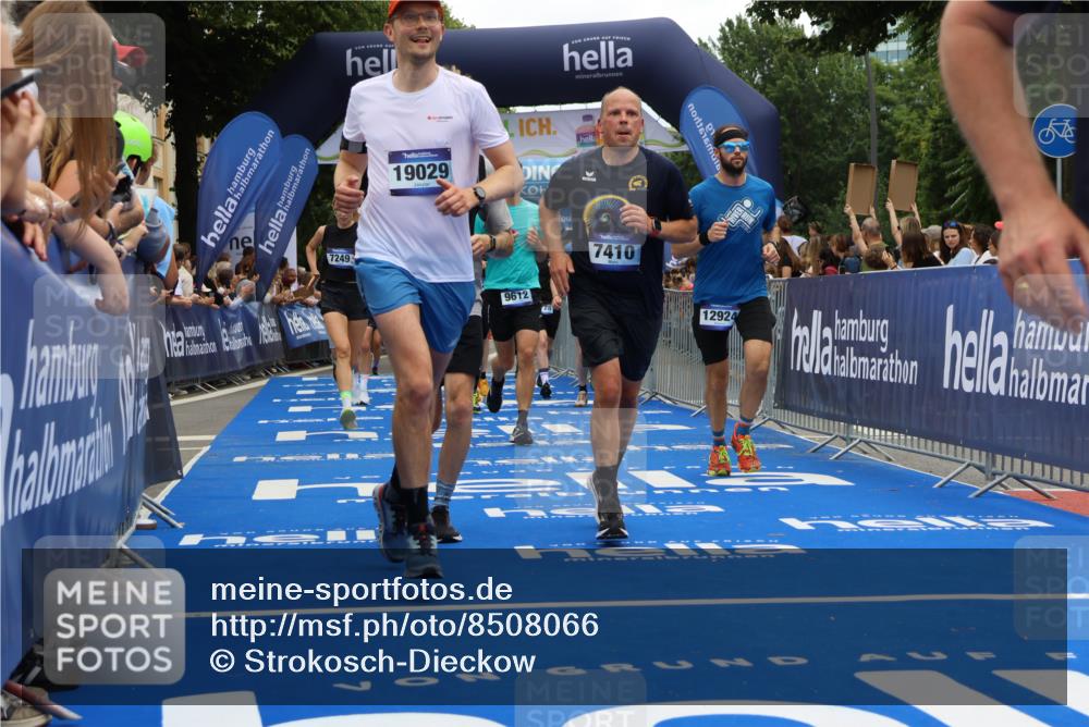 29.06.2025 - hella hamburg halbmarathon Strokosch-Dieckow http://msf.ph/oto/8508066 29.06.2025 11:14:46 Ziel 1554, 1728, 7249, 7302, 7410, 9539, 9560, 9612, 10183, 11067, 11081, 11752, 12668, 12924, 13179, 13859, 15724, 16607, 17283, 17350, 17567, 18973, 19029 meine-sportfotos.de