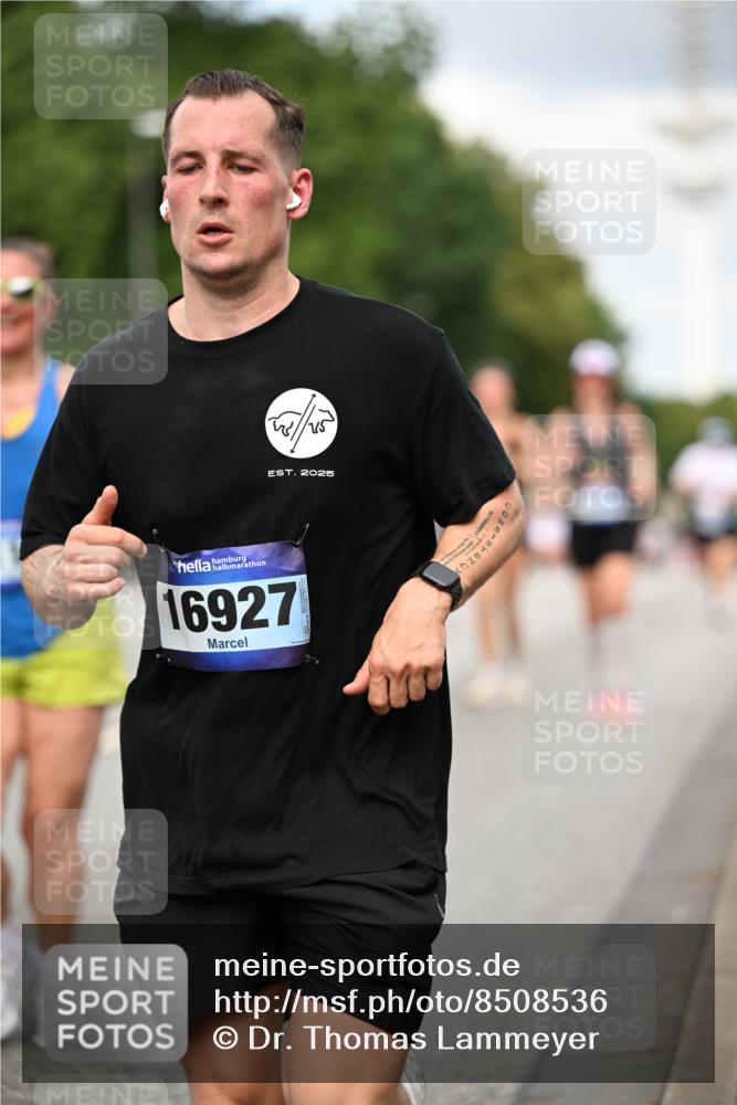 29.06.2025 - hella hamburg halbmarathon Dr. Thomas Lammeyer http://msf.ph/oto/8508536 29.06.2025 10:29:48 Kennedybrücke 1627, 1740, 2000, 3053, 3099, 3113, 3132, 3920, 4008, 4010, 4111, 4444, 4797, 5814, 6869, 7778, 8083, 8276, 8357, 8962, 9927, 11157, 11400 meine-sportfotos.de