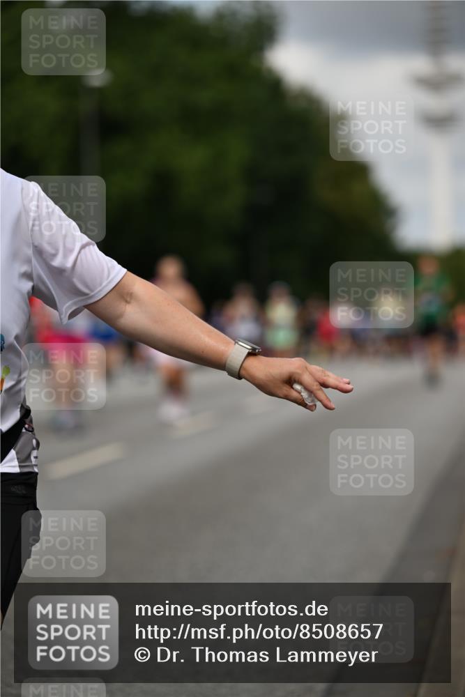 29.06.2025 - hella hamburg halbmarathon Dr. Thomas Lammeyer http://msf.ph/oto/8508657 29.06.2025 10:29:58 Kennedybrücke 1093, 1305, 1627, 1740, 2000, 2278, 3053, 3099, 3113, 3920, 3961, 3963, 4444, 5814, 6663, 6869, 7778, 8357, 11157, 11400 meine-sportfotos.de