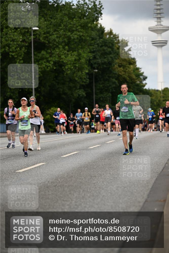 29.06.2025 - hella hamburg halbmarathon Dr. Thomas Lammeyer http://msf.ph/oto/8508720 29.06.2025 10:30:04 Kennedybrücke 1093, 1305, 1627, 1740, 2000, 2278, 3053, 3920, 3961, 3963, 4444, 5028, 6663, 6869, 8357, 9186, 11157, 11400 meine-sportfotos.de