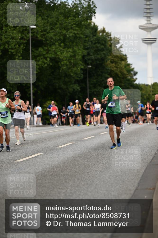29.06.2025 - hella hamburg halbmarathon Dr. Thomas Lammeyer http://msf.ph/oto/8508731 29.06.2025 10:30:04 Kennedybrücke 1093, 1305, 1627, 1740, 2000, 2278, 3053, 3920, 3961, 3963, 4444, 5028, 6663, 6869, 8357, 9186, 11157, 11400 meine-sportfotos.de