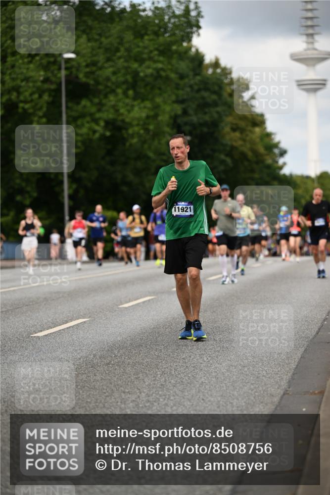 29.06.2025 - hella hamburg halbmarathon Dr. Thomas Lammeyer http://msf.ph/oto/8508756 29.06.2025 10:30:07 Kennedybrücke 1093, 1305, 1627, 1740, 2278, 3053, 3765, 3920, 3961, 3963, 4378, 5028, 6663, 6869, 8357, 9186, 11157, 11400 meine-sportfotos.de