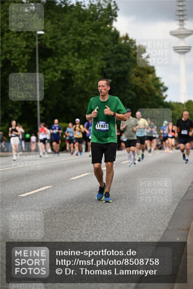 29.06.2025 - hella hamburg halbmarathon Dr. Thomas Lammeyer http://msf.ph/oto/8508758 29.06.2025 10:30:07 Kennedybrücke 1093, 1305, 1627, 1740, 2278, 3053, 3765, 3920, 3961, 3963, 4378, 5028, 6663, 6869, 8357, 9186, 11157, 11400 meine-sportfotos.de